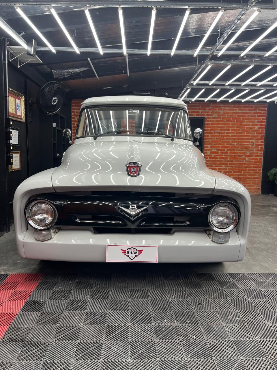 Frente da Ford F-100 branca com grade V8