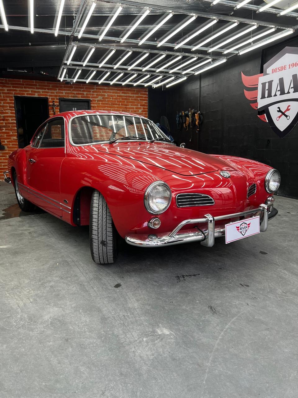 Karmann-Ghia vermelho com cromados polidos