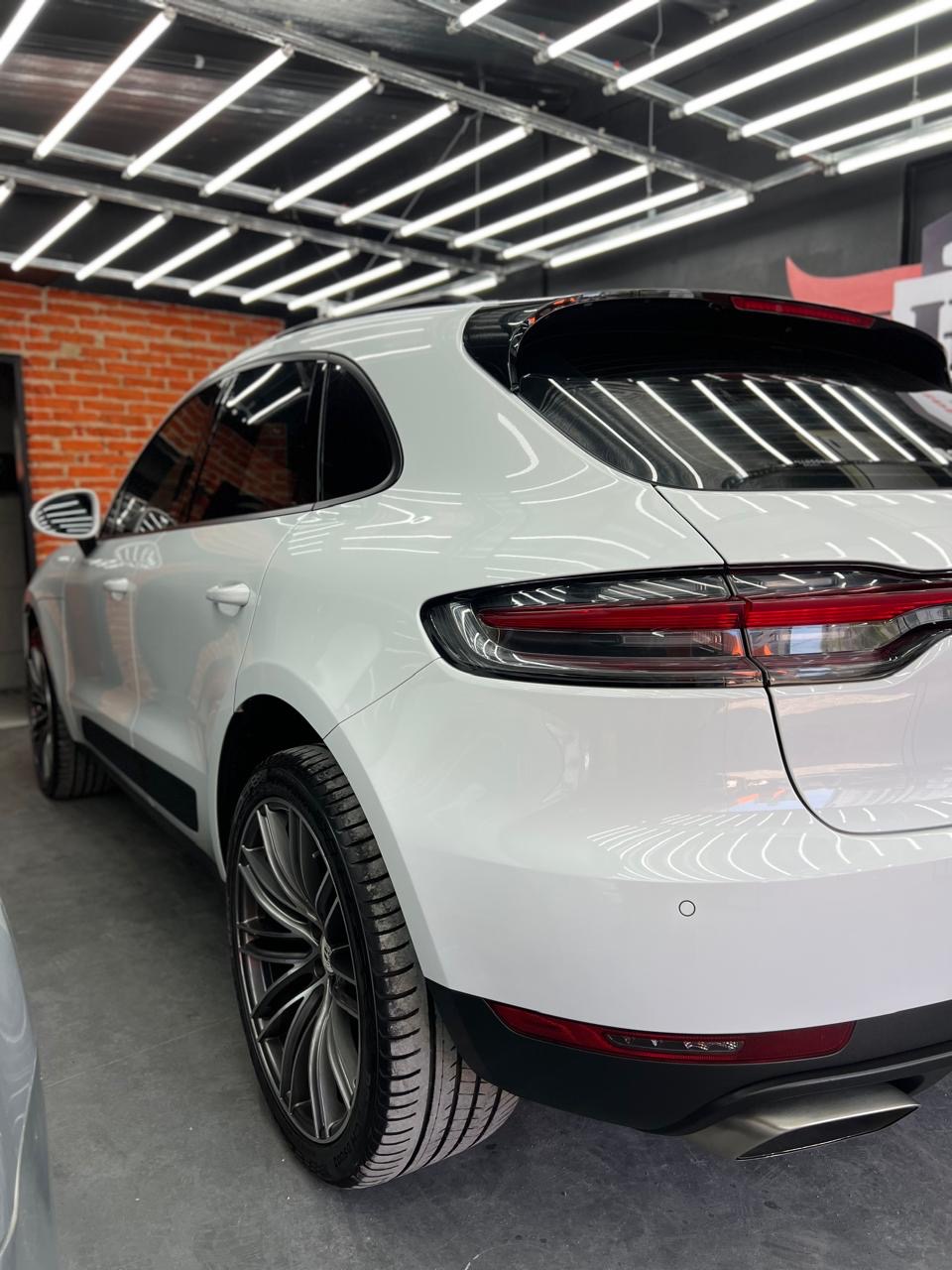 Traseira do Porsche Macan branco com pintura corrigida